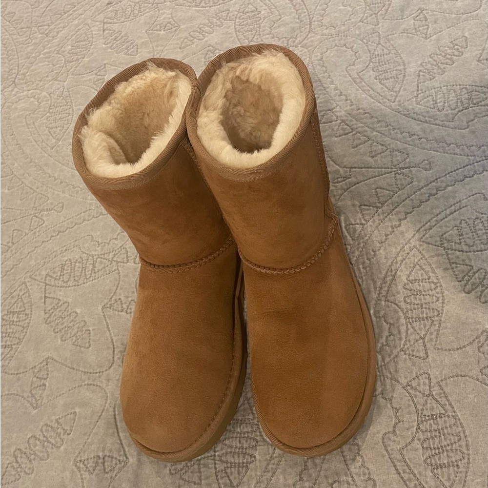 Ugg classic boots women’s size 5 color Chestnut